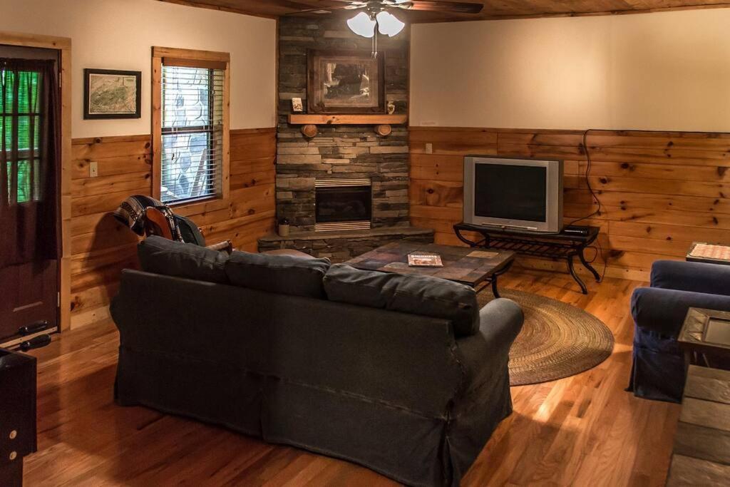 Villa Holly Tree Hideaway - Semi Secluded Mtn Setting Sevierville Exterior foto
