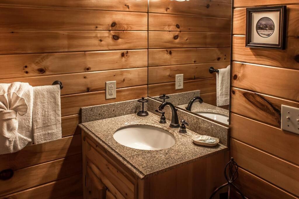 Villa Holly Tree Hideaway - Semi Secluded Mtn Setting Sevierville Exterior foto